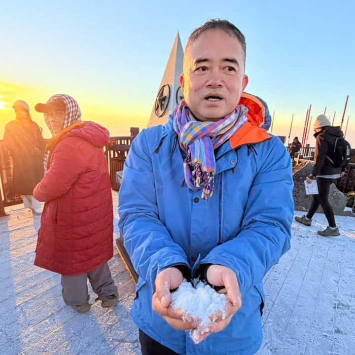 Du khách trải nghiệm băng giá tại đỉnh Fansipan. (Ảnh: Sun World Fansipan Legend)