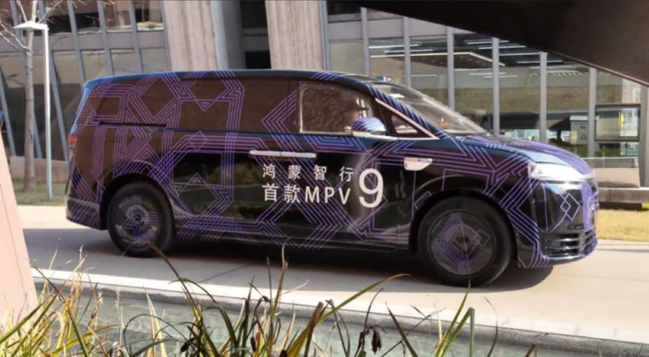 Luxeed V9 được bắt gặp chạy thử ngoài thực tế. (Ảnh: CarNewsChina)