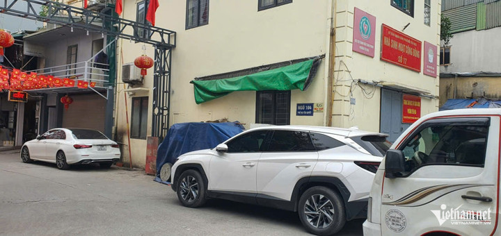 Khu vực nam thanh niên bán hàng đang che bạt.