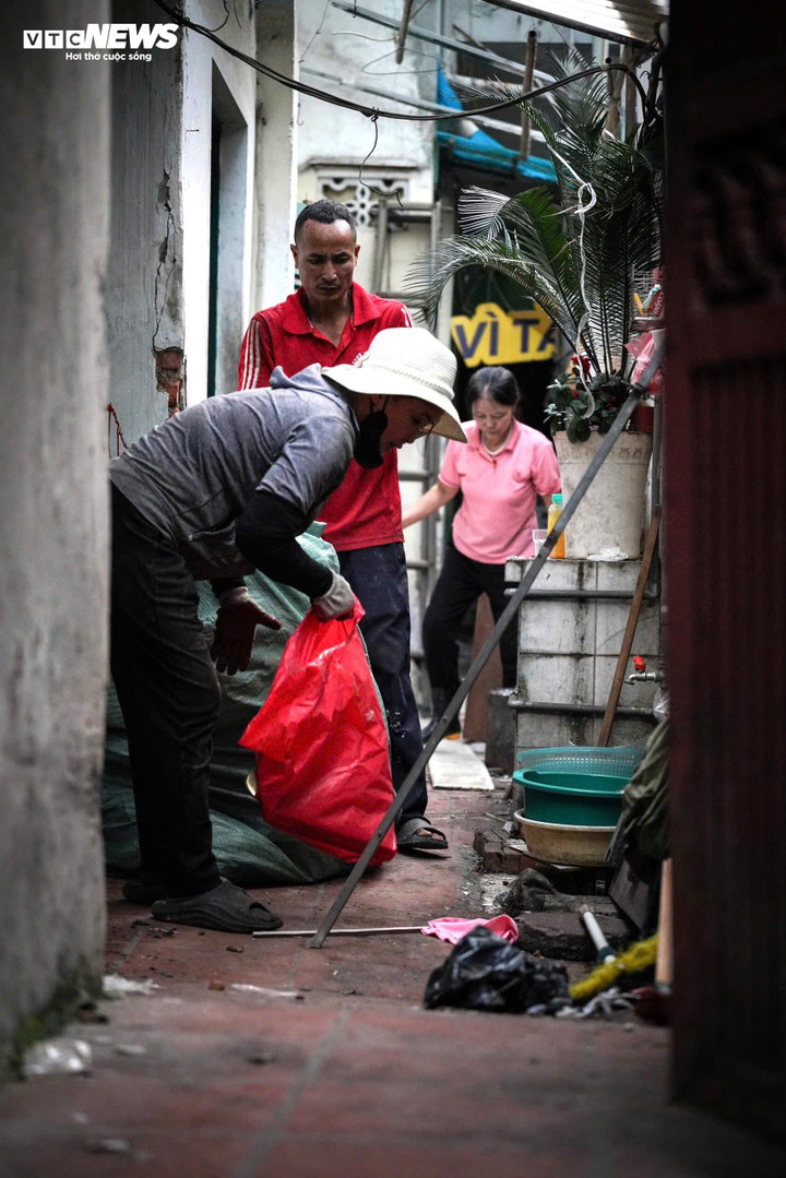 Những ngày qua, từ sáng sớm đến tối muộn, không khí tại ngõ 61 Đinh Tiên Hoàng (phường Hoàn Kiếm, Hà Nội) trở nên tất bật hơn thường ngày. Sau khi nhận đủ tiền bồi thường, hỗ trợ theo phương án được phê duyệt, nhiều hộ dân sinh sống lâu năm bắt đầu thu dọn đồ đạc, di chuyển để bàn giao mặt bằng, phục vụ dự án mở rộng không gian công cộng phía đông Hồ Hoàn Kiếm.