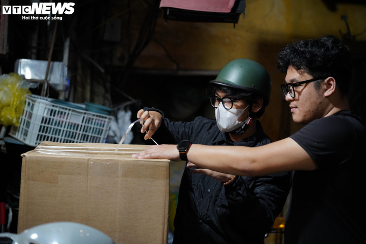 Ngõ 61 Đinh Tiên Hoàng vốn nhỏ hẹp, chỉ vừa đủ cho xe máy ra vào. Vì vậy, phần lớn việc vận chuyển đồ đạc được thực hiện thủ công hoặc bằng xe máy. Các vật dụng như tủ lạnh, bàn ghế, đồ gia dụng được buộc chằng, chở từng chuyến nhỏ ra ngoài. Có gia đình tranh thủ chuyển đồ từ sáng sớm để tránh đông người, cũng có hộ dọn dẹp kéo dài tới tối muộn nhằm kịp tiến độ bàn giao.