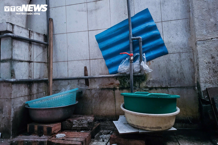 Trong các căn nhà đã được dọn trống, mảnh kính vỡ, gạch đá vương vãi, đồ sinh hoạt như bát đũa, giày dép, quần áo bị bỏ lại, tạo nên khung cảnh trống trải, tan hoang.