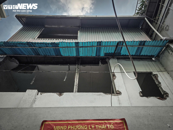 Chỉ cách bờ Hồ Hoàn Kiếm vài trăm mét, không gian bên trong ngõ 61 Đinh Tiên Hoàng giờ đây trở nên yên tĩnh, khác hẳn với nhịp sống đông đúc trước đó. Những căn nhà cửa đóng then cài, một số đã tháo dỡ xong, chỉ còn trơ lại kết cấu chờ phá bỏ theo kế hoạch giải phóng mặt bằng.