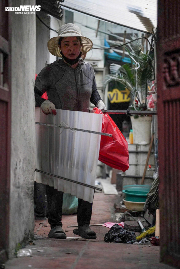 Sự lưu luyến hiện rõ trên gương mặt nhiều hộ dân khi rời khỏi con ngõ quen thuộc. Trong lúc thu dọn đồ đạc, họ tranh thủ trò chuyện, hỏi thăm nhau về nơi ở mới, công việc sắp tới, xen lẫn những cái bắt tay và lời chào tạm biệt khu phố cũ. Nhiều hộ cho biết, trước mắt sẽ thuê nhà để ổn định cuộc sống, chờ hoàn tất thủ tục và nhận giấy chứng nhận quyền sử dụng đất tại khu tái định cư do chính quyền bố trí.