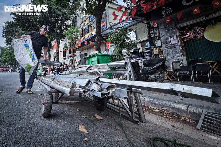 Do nhân lực hạn chế và lối vận chuyển chật hẹp, nhiều gia đình chọn chuyển đồ từng ngày, mỗi ngày một ít. Một số hộ thuê người bốc vác, trong khi những gia đình khác tự thu xếp với sự hỗ trợ của người thân.