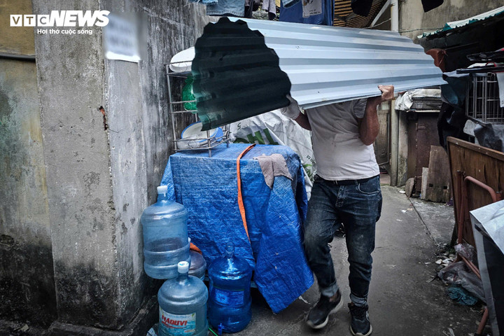 Nhiều đồ đạc cũ được các hộ dân bán lại cho người thu gom phế liệu. Những vật dụng không còn nhu cầu sử dụng như mái tôn, khung sắt, đồ gỗ hỏng được tháo dỡ, phân loại ngay tại nhà.