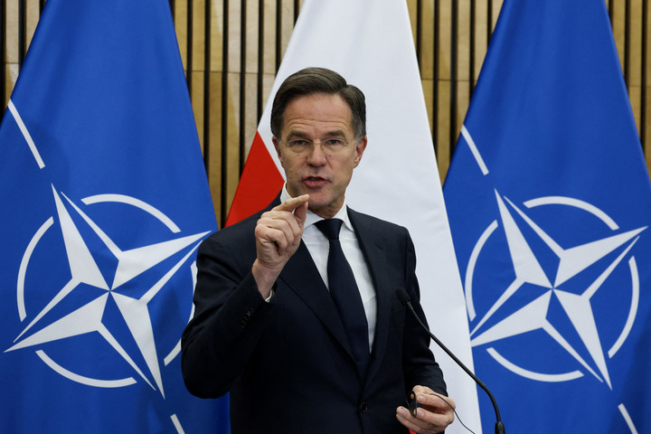 Tổng Thư ký NATO Mark Rutte phát biểu tại cuộc họp báo ở Trung tâm Huấn luyện Lục quân, Bemowo Piskie, gần Orzysz, Ba Lan, ngày 18/12/2025. (Ảnh: Reuters/Kacper Pempel)