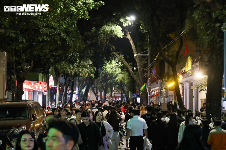 Hồ Gươm lung linh sắc màu với màn trình diễn ánh sáng nghệ thuật đêm Giáng sinh - 9