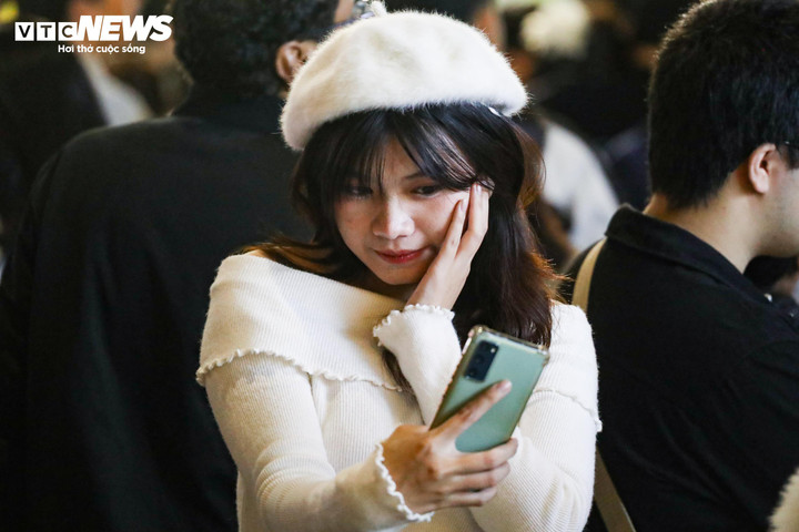 Cô gái ghi lại khoảnh khắc đáng nhớ khi tiếng chuông nhà thờ vang lên báo hiệu thời khắc Chúa Giáng sinh.