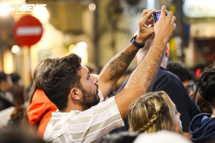 Hồ Gươm lung linh sắc màu với màn trình diễn ánh sáng nghệ thuật đêm Giáng sinh - 11