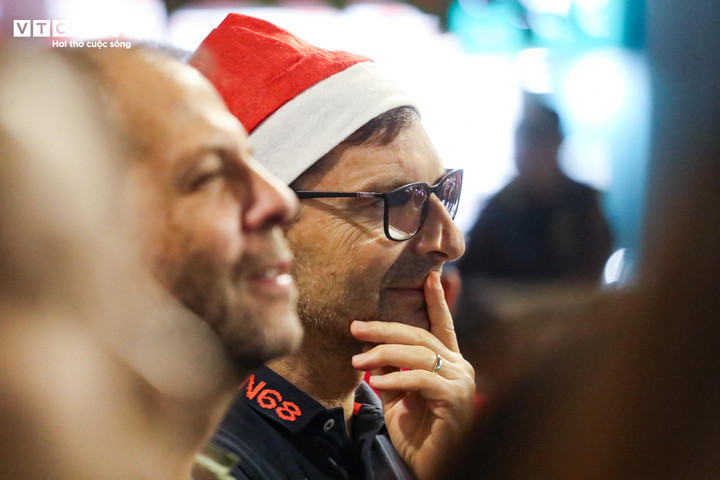 Hồ Gươm lung linh sắc màu với màn trình diễn ánh sáng nghệ thuật đêm Giáng sinh - 13