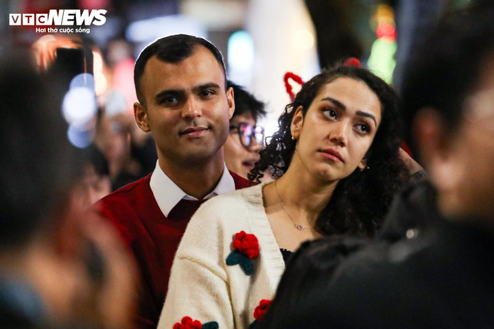 Hồ Gươm lung linh sắc màu với màn trình diễn ánh sáng nghệ thuật đêm Giáng sinh - 12