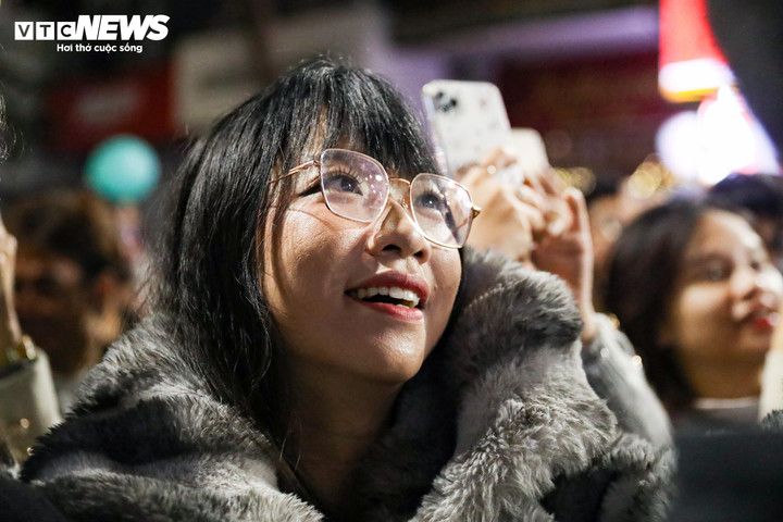 Hồ Gươm lung linh sắc màu với màn trình diễn ánh sáng nghệ thuật đêm Giáng sinh - 14