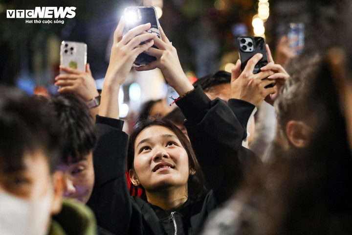 Hồ Gươm lung linh sắc màu với màn trình diễn ánh sáng nghệ thuật đêm Giáng sinh - 15