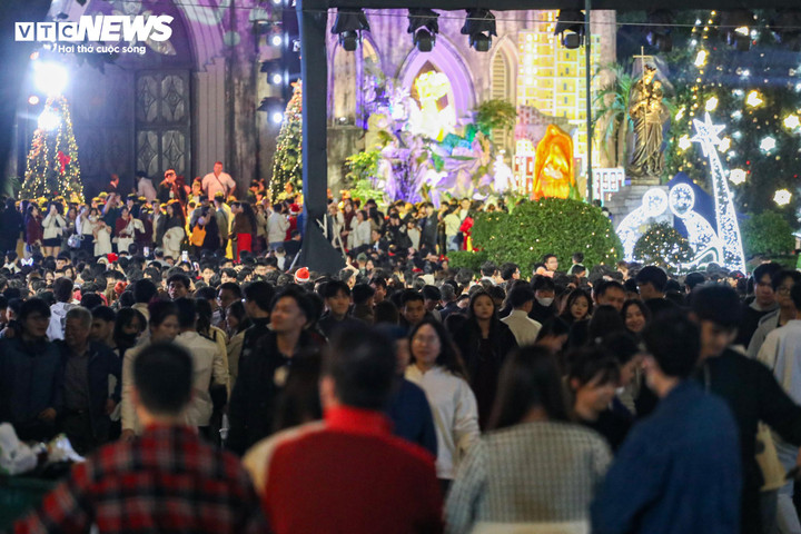 Càng sát thời điểm Giáng sinh, lượng người đổ về khu vực Nhà thờ Lớn càng đông.