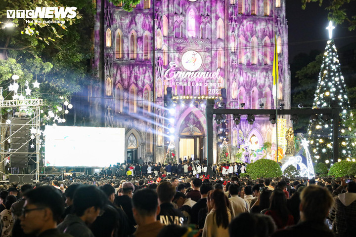 Hồ Gươm lung linh sắc màu với màn trình diễn ánh sáng nghệ thuật đêm Giáng sinh - 10