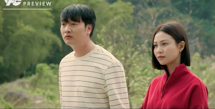 Tú bị đám thanh niên trong làng mỉa mai chuyện quá khứ.