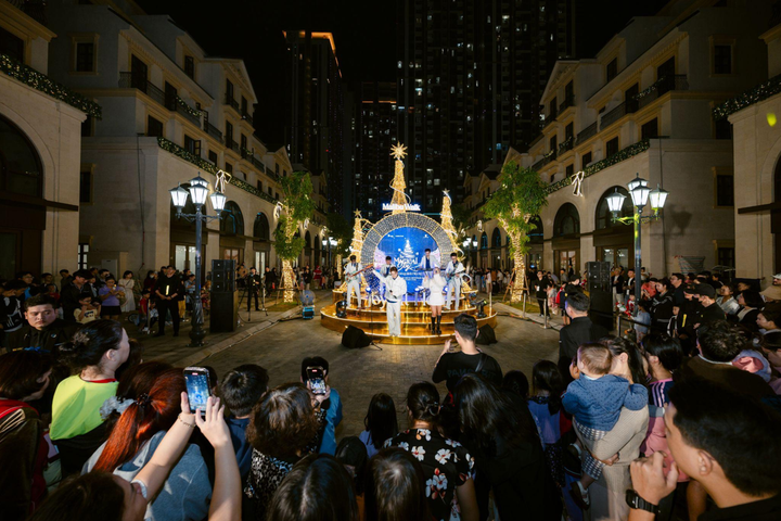 Đêm nhạc acoustic dành cho du khách trở thành điểm hẹn không thể bỏ lỡ vào cuối tuần.