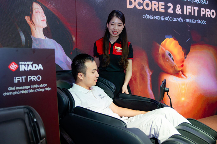 "Chuyên gia công nghệ" Khánh Lifetech trải nghiệm ghế massage iFIT Pro.