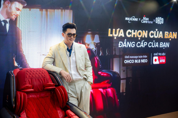 Ghế massage OHCO M8 NEO LE là lựa chọn thư giãn tại gia của diễn viên Hà Việt Dũng.