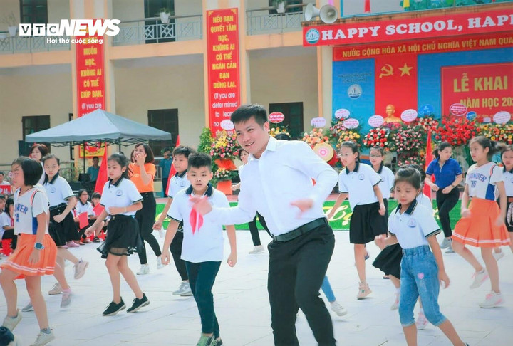 Thầy Đào Chí Mạnh quan niệm, nếu chỉ nói với học sinh về chia sẻ, về nghị lực, thì chưa đủ. Trẻ em tin vào điều chúng nhìn thấy, không phải điều người lớn nói.