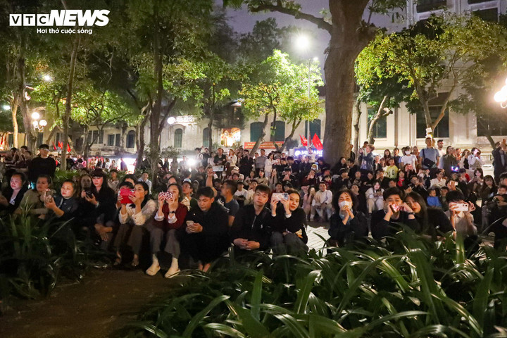 Hồ Gươm lung linh sắc màu với màn trình diễn ánh sáng nghệ thuật đêm Giáng sinh - 3