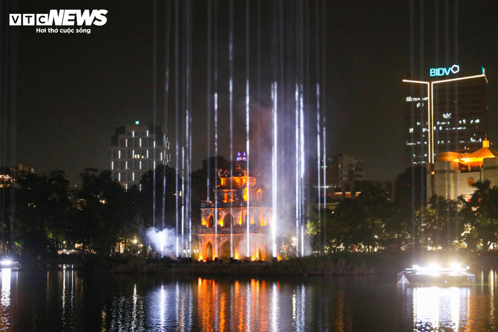 Hồ Gươm lung linh sắc màu với màn trình diễn ánh sáng nghệ thuật đêm Giáng sinh - 6