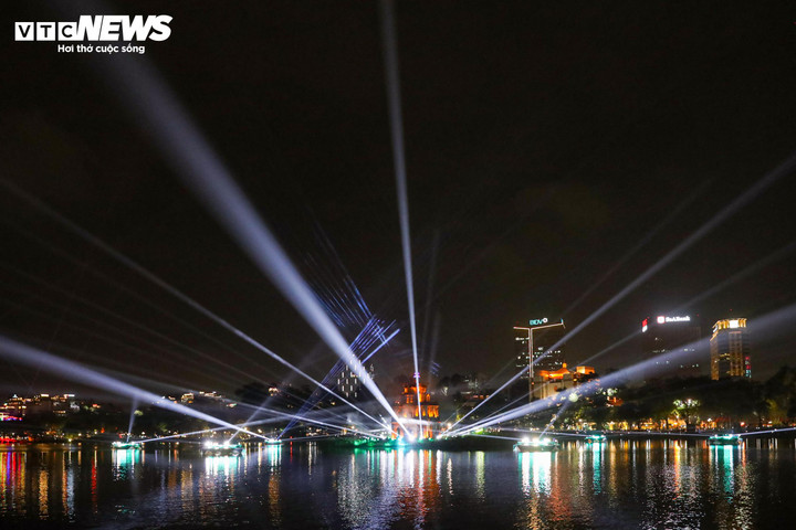 Hồ Gươm lung linh sắc màu với màn trình diễn ánh sáng nghệ thuật đêm Giáng sinh - 7