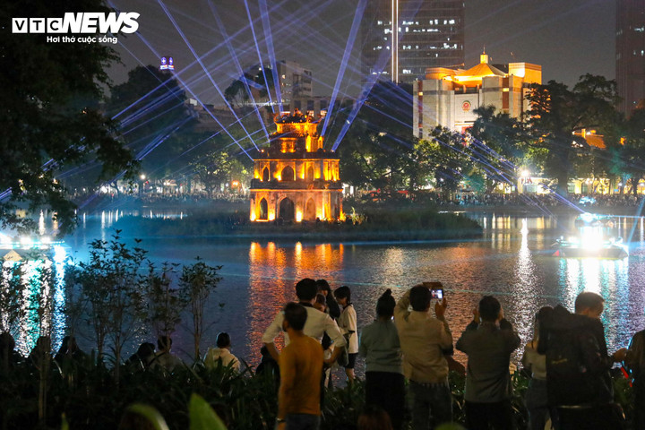 Không gian Chiếu sáng Nghệ thuật Hồ Gươm - Tháp Rùa sẽ được trình chiếu vào các buổi tối, liên tục từ 24/12/2025 đến hết 4/1/2026, phục vụ miễn phí Nhân dân và du khách.