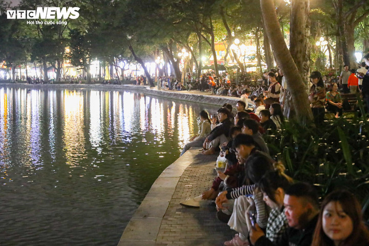 Hồ Gươm lung linh sắc màu với màn trình diễn ánh sáng nghệ thuật đêm Giáng sinh - 2