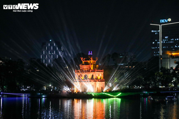 Tối 24/12, tại khu vực Hồ Hoàn Kiếm, UBND phường Hoàn Kiếm (Hà Nội) tổ chức lễ ra mắt Không gian Chiếu sáng Nghệ thuật Hồ Gươm - Tháp Rùa. Đây là hoạt động mở đầu cho chuỗi chương trình văn hóa - nghệ thuật của thành phố chào đón Tết Dương lịch 2026, phục vụ Nhân dân Thủ đô và du khách trong nước, quốc tế.