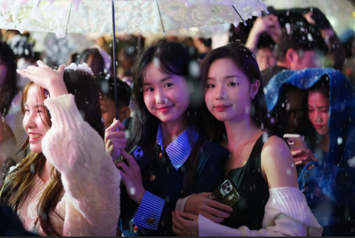 Giới trẻ trải nghiệm 'mưa tuyết' đêm Giáng sinh.