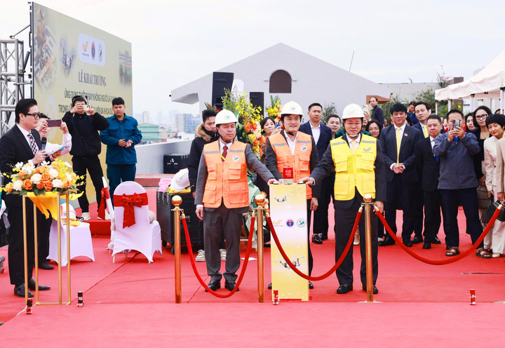 Nghi thức bấm nút khai trương triển khai mô hình thí điểm ứng dụng thiết bị bay không người lái (UAV) trong vận chuyển y tế. (Ảnh: Vietnam Post)