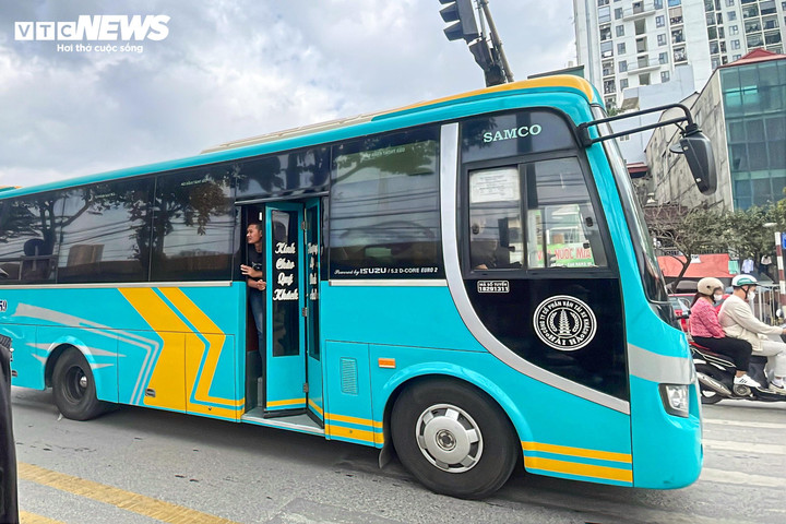 Một xe khách chạy chạy “rùa bò” giữa đường, phụ xe thậm chí mở cửa, thò đầu ra ngoài để mời chào hành khách.