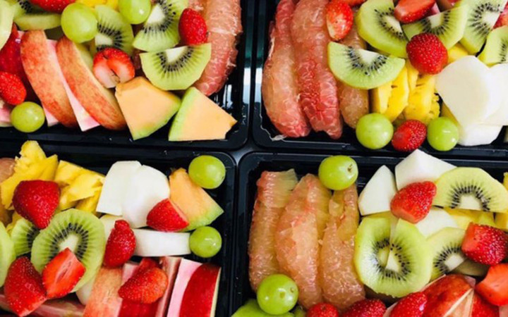 Không nên mua trái cây gọt sẵn trong siêu thị