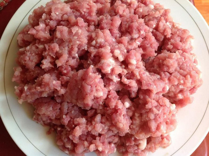Thịt xay có thể được làm từ nhiều phần thịt vụn, mỡ hoặc phần thịt còn lại chưa bán hết