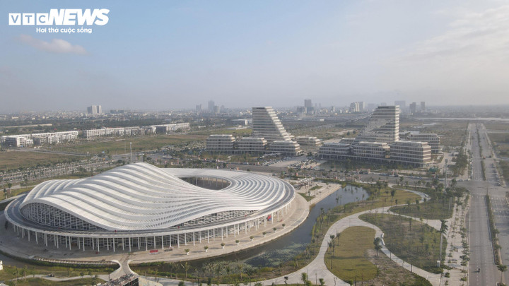 Trung tâm Chính trị - hành chính và Trung tâm Hội nghị - biểu diễn Thành phố được coi là biểu tượng mới, mở ra không gian phát triển, kết nối với các khu công nghiệp, cảng biển và vùng phụ cận. Hạ tầng giao thông kết nối vùng cũng được đẩy mạnh, từ các tuyến đường nội bộ trong Khu đô thị Bắc sông Cấm đến liên kết với các tỉnh lân cận, trở thành cửa ngõ phát triển.