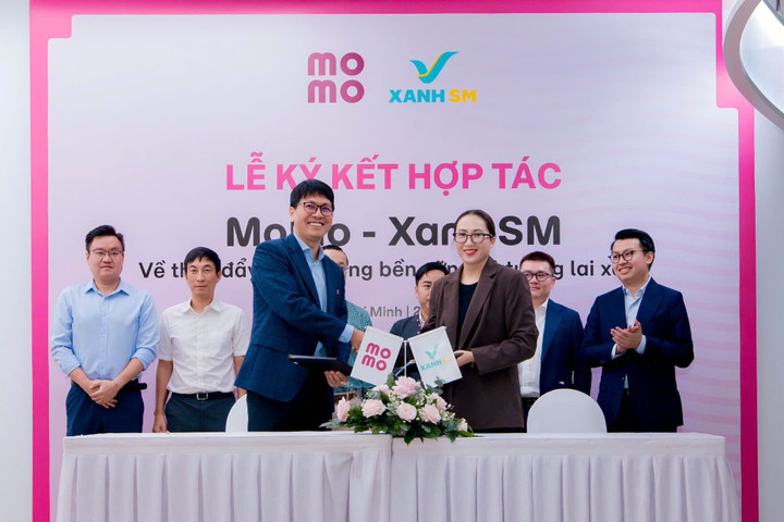 MoMo và Xanh SM ký kết hợp tác nhằm kết nối các giải pháp di chuyển xanh với hệ sinh thái thanh toán số.