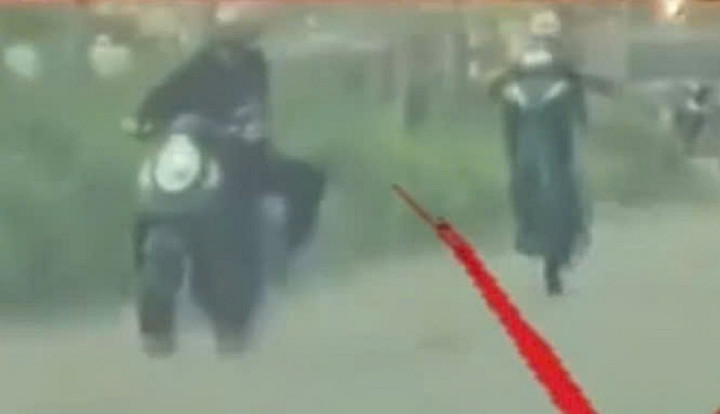 Hành vi "bốc đầu" xe mô tô của 2 thanh thiếu niên được người dân quay lại và trình báo cơ quan chức năng.