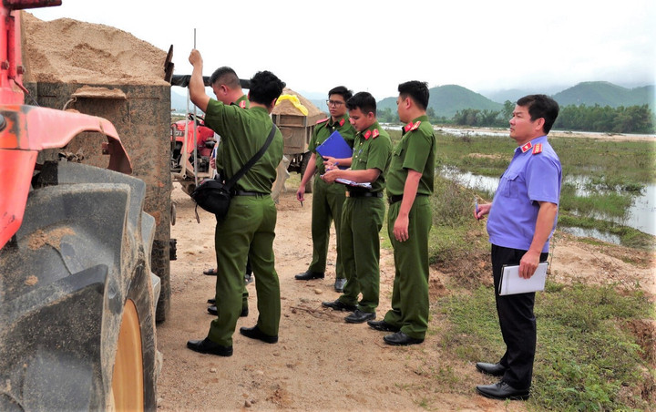 Các cơ quan chức năng tiến hành khám nghiệm hiện trường phục vụ quá trình điều tra, xử lý theo pháp luật. (Ảnh: Công an Gia Lai)