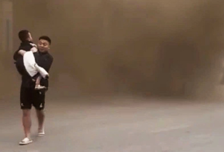 Nam thanh niên kịp thời bế cháu nhỏ thoát khỏi khu vực khói đen bao trùm.