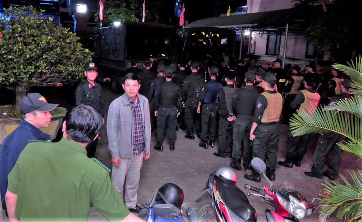 Đại tá Nguyễn Ngọc Sơn - Phó Giám đốc Công an tỉnh (người đứng giữa) chỉ đạo các lực lượng xuất quân phá án. (Ảnh: Công an Gia Lai)