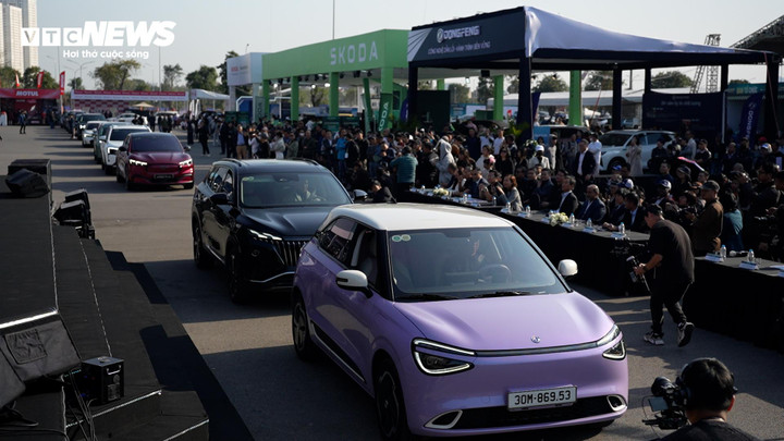 Triển lãm mở màn với phần diễu hành của các hãng xe tham gia. (Ảnh: Hùng Cường)