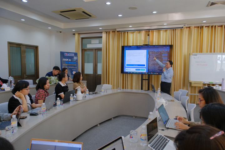 Thầy Như Anh giới thiệu về hệ thống Edtech Corner một hội thảo về AI do Đại Học Tôn Đức Thắng tổ chức, tháng 11/2025.