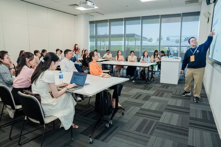 Thầy Như Anh trình bày chuyên đề AI trong dạy học tại Ngày hội Nhà giáo sáng tạo với cộng nghệ số và AI 2025, tại Đại học RMIT (cơ sở Nam Sài Gòn), tháng 12/2025.