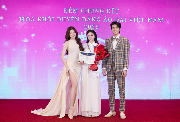 Chung kết Hoa khôi Duyên dáng Áo dài Việt Nam 2025 khép lại. Trong đó, người đẹp Đinh Thị Phương Anh (sinh năm 2005, quê Ninh Bình) xuất sắc giành danh hiệu Á khôi 2.