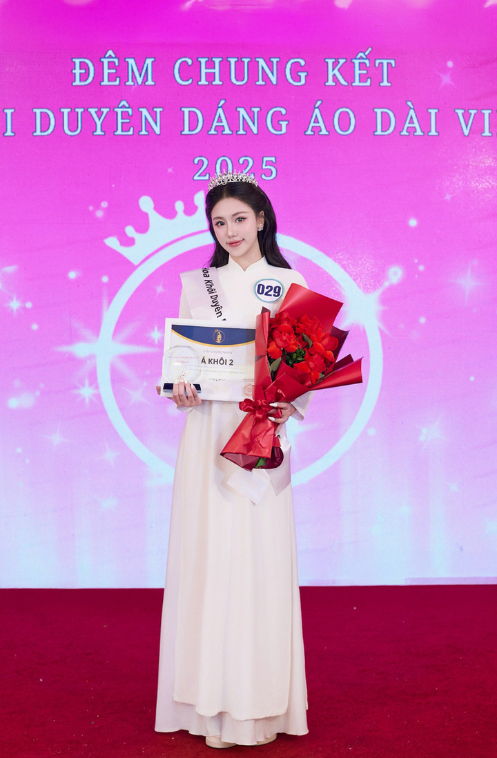 IPhương Anh sở hữu nét đẹp tươi sáng trong trẻo cùng phong thái tự tin. Người đẹp gây ấn tượng bởi vóc dáng nuột nà cùng làn da trắng mịn.