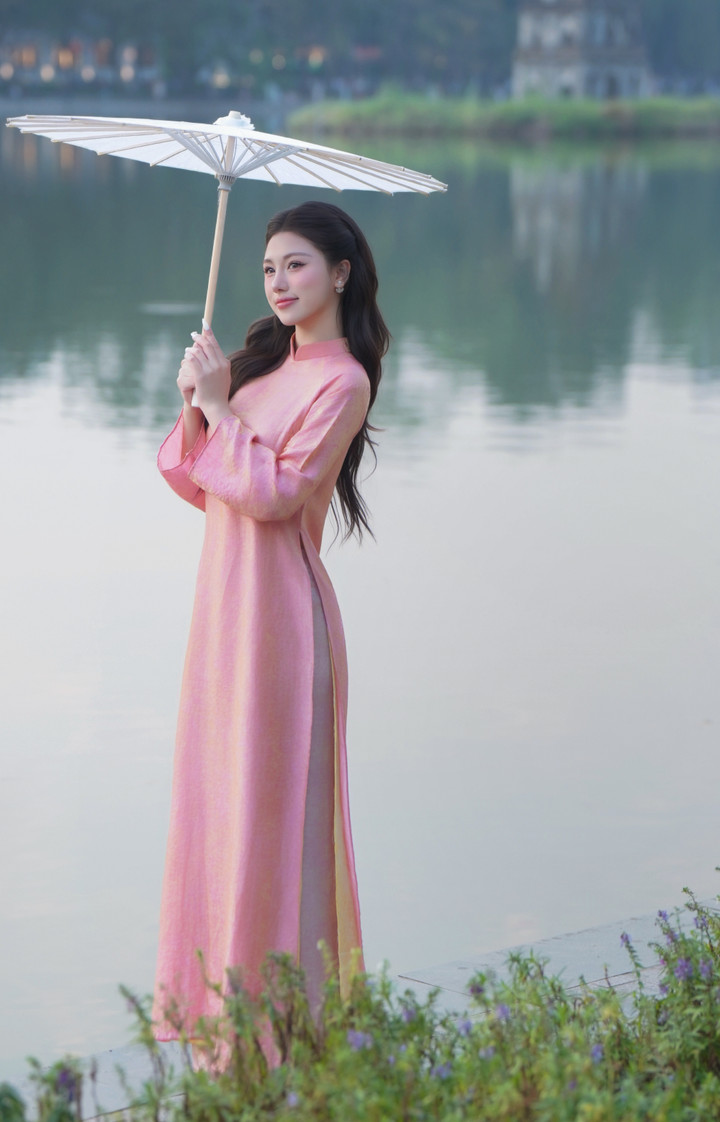 Sang phần ứng xử, Phương Anh đưa ra câu trả lời ngắn gọn, rõ ý, thể hiện được quan điểm cá nhân. Sự bình tĩnh, mạch lạc cùng phong thái tự tin đã giúp cô nổi bật giữa dàn thí sinh và thuyết phục hội đồng giám khảo.