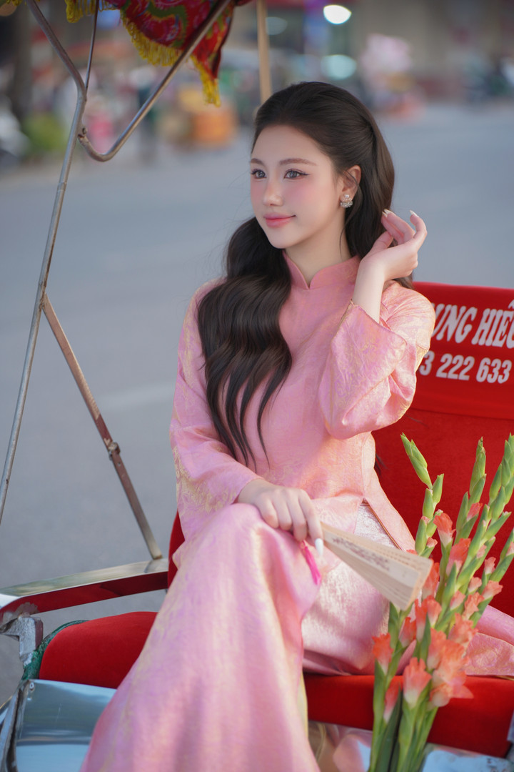 “Tôi tin rằng hình tượng người phụ nữ Việt - dịu dàng, bản lĩnh, trí tuệ hoàn toàn có thể tỏa sáng giữa thời đại hội nhập và áo dài chính là ngôn ngữ đẹp nhất để kể câu chuyện ấy”, tân Á khôi 2 nói.