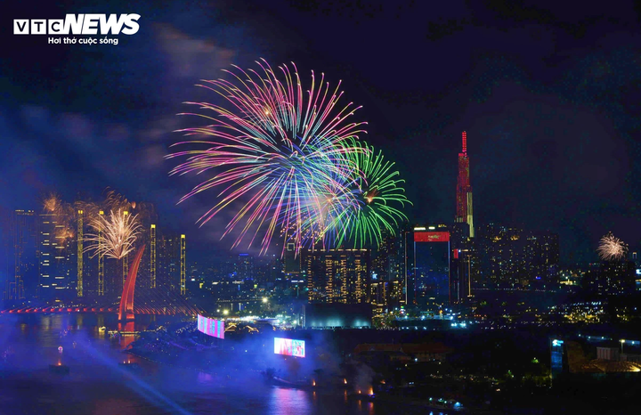 TP.HCM bắn pháo hoa tại 6 điểm mừng năm mới 2026.